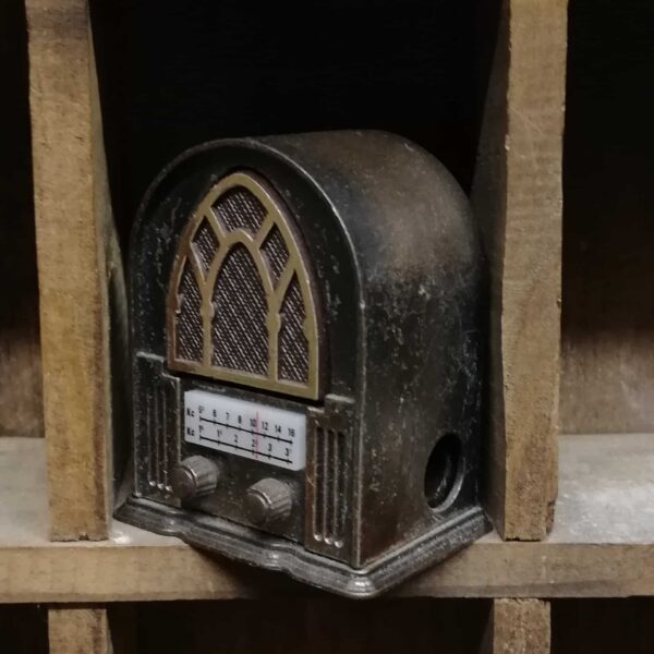 Ouderwetse radio - vintage puntenslijper PlayMe