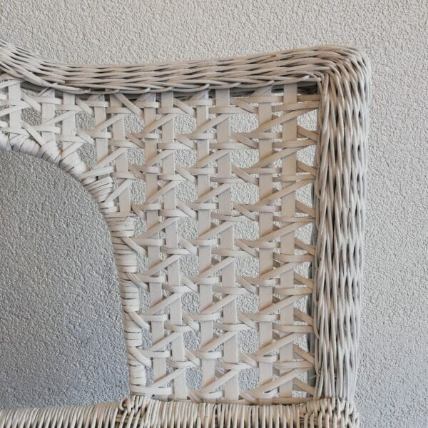 Grote witte rotan fauteuil