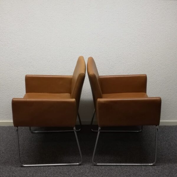 Twee camelkleurige stoelen met buizenframe