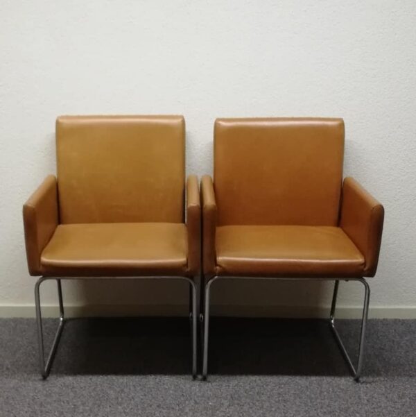 Twee camelkleurige stoelen met buizenframe