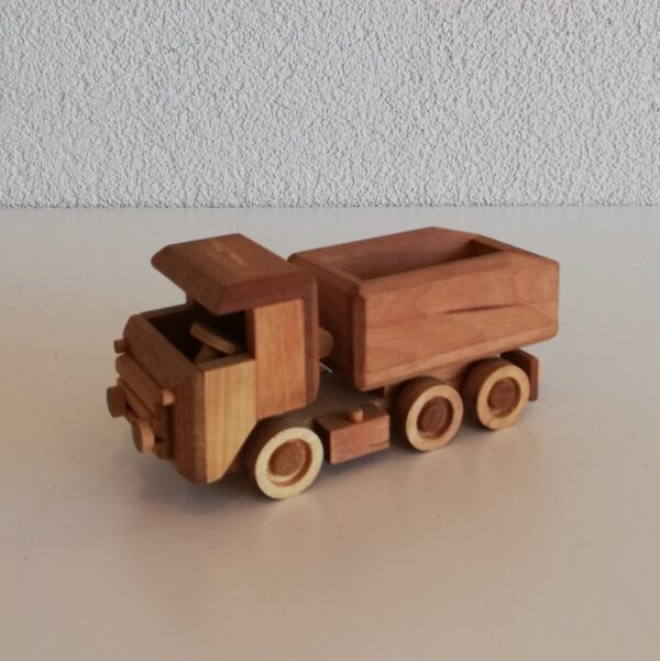 Houten speelgoed vrachtwagen