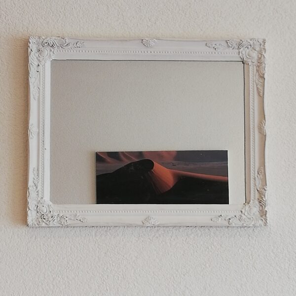 Spiegel met sierlijk frame