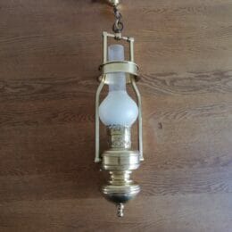 Vintage messing hanglamp met matglas bol