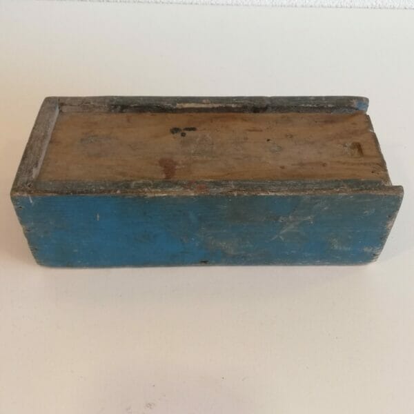 Oude houten doos met schuifdeksel
