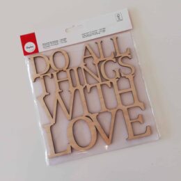 Houten tekst Do all things with love
