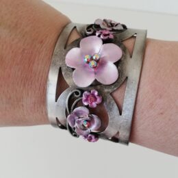 Brede armband met bloemen