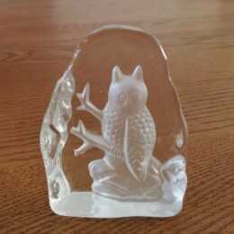 Glassculptuur met uil