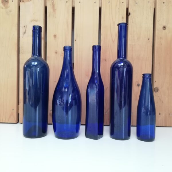 Set blauwe flessen