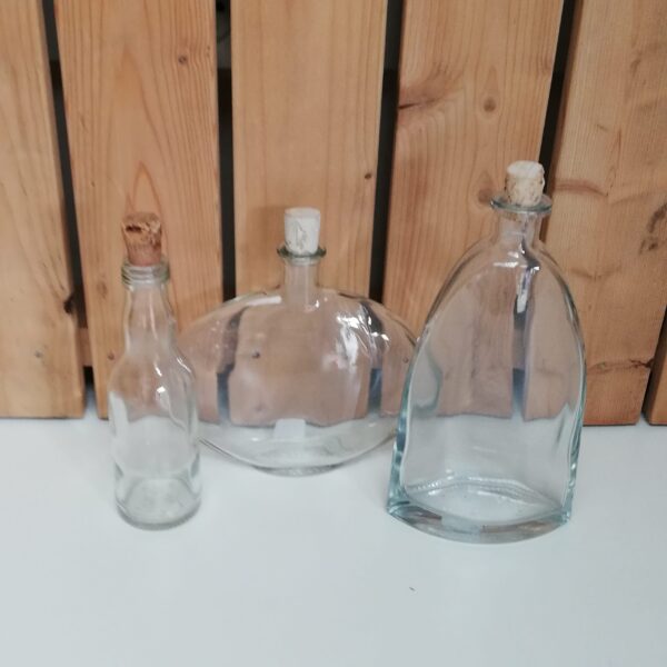 Set van drie glazen flessen in verschillende vormen