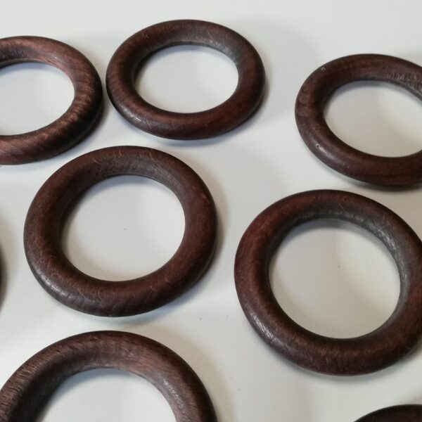 9 donkere houten gordijnroede ringen